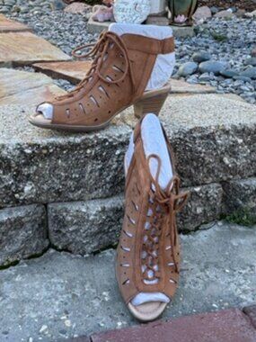 EARTH NUBUCK LEATHER LACE-UP SANDALS KRISTEN DARK SAND 6 WIDE